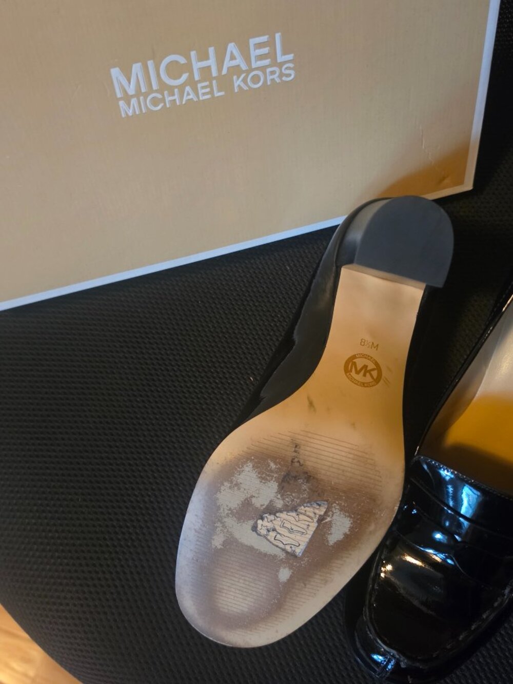 Black great shiny shoe MK